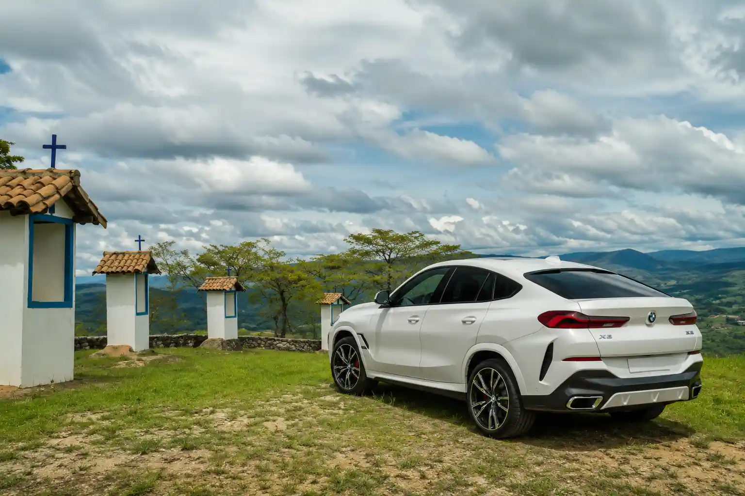 Arsenal, cheque de R$ 481 mil e BMW apreendidos após denúncia no Morro do Bonfim