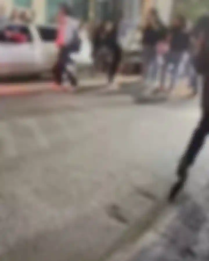 Briga entre alunas de escola estadual em Itaúna é registrada em vídeo