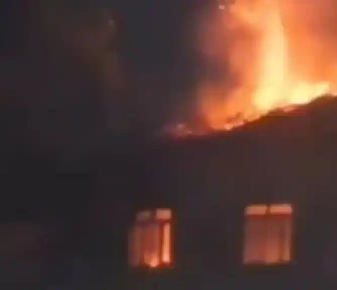 Incêndio atinge imóvel abandonado no Bairro Garcias