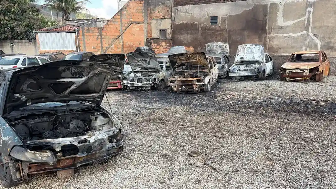 Incêndio em lote vago se espalha e destrói carros em pátio de veículos em Itaúna