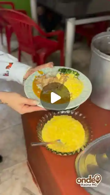 Comida caseira no fogão a lenha e noite do truco