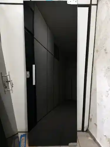 Porta em vidro temperado com puxador e fechadura com chave em aluminio adesivada com insul