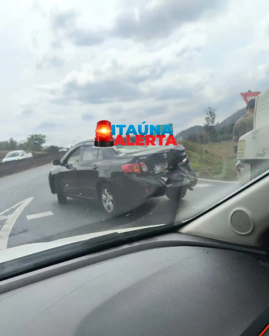 Batida entre caminhão e carro deixa mulher ferida no trevo da MG-431 com a MG-050, em Itaúna