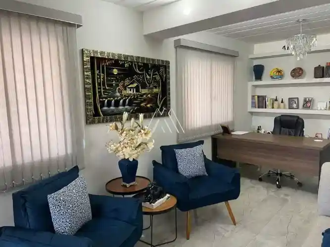 Vendo casa de dois pavimentos em Itaúna em excelente localização!