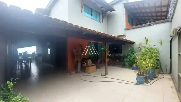 Vendo casa de dois pavimentos em Itaúna em excelente localização!