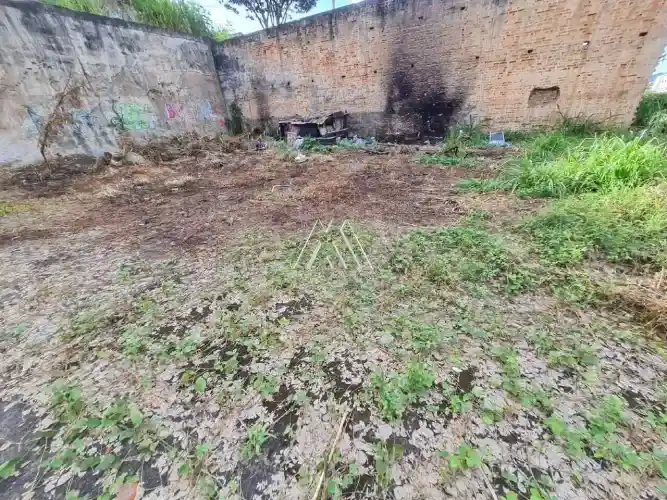 Vendo lote em Itaúna com ótima localização!