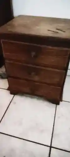 criado mudo com 3 gavetas em madeira maciça