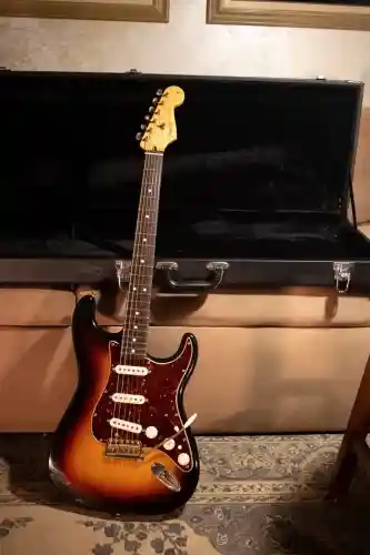 Guitarra Fender a Stratocaster Deluxe Player MIM 3 tone Sunburst 2009