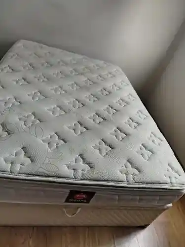 Cama box casal baú + colchão Simmons