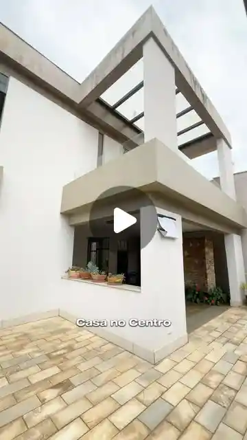 Casa 3 suítes com área de festas no Centro