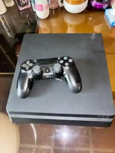 Vende-se PlayStation 4 Slim 1TB