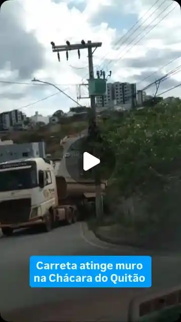 Carreta atinge muro na Chácara do Quitão