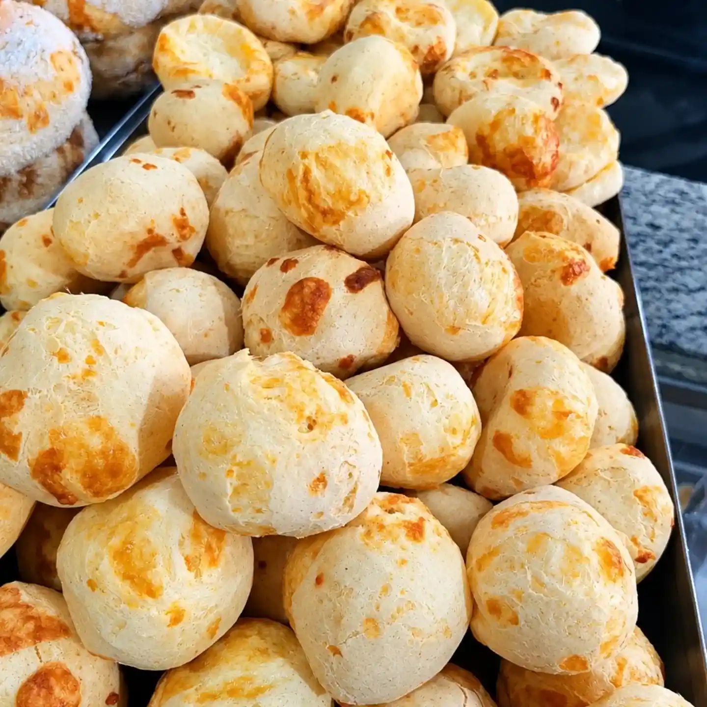 Pão de queijo quentinho na Panificadora Ponto do Trigo