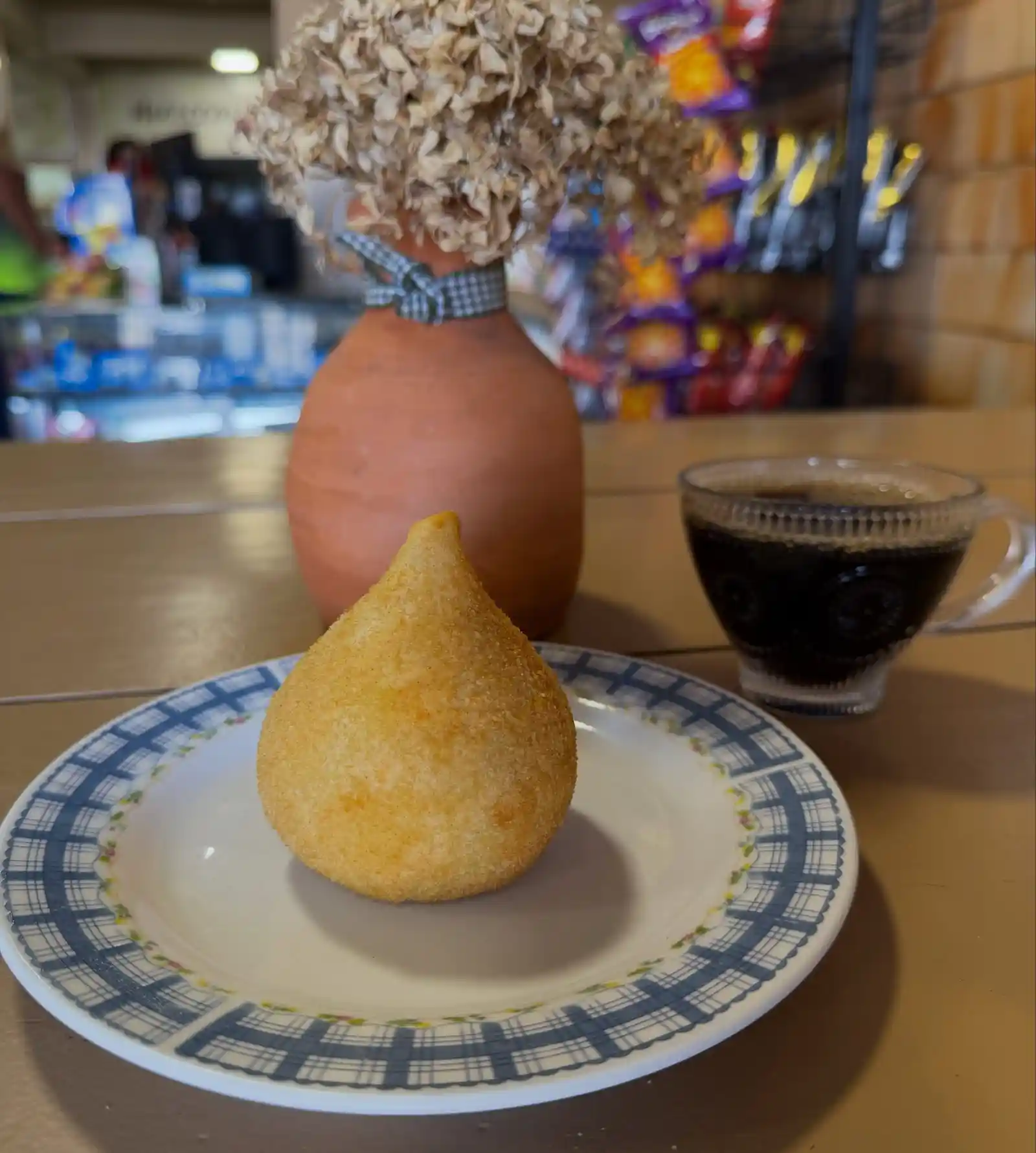 Coxinha de frango com catupiry na Panificadora Singular