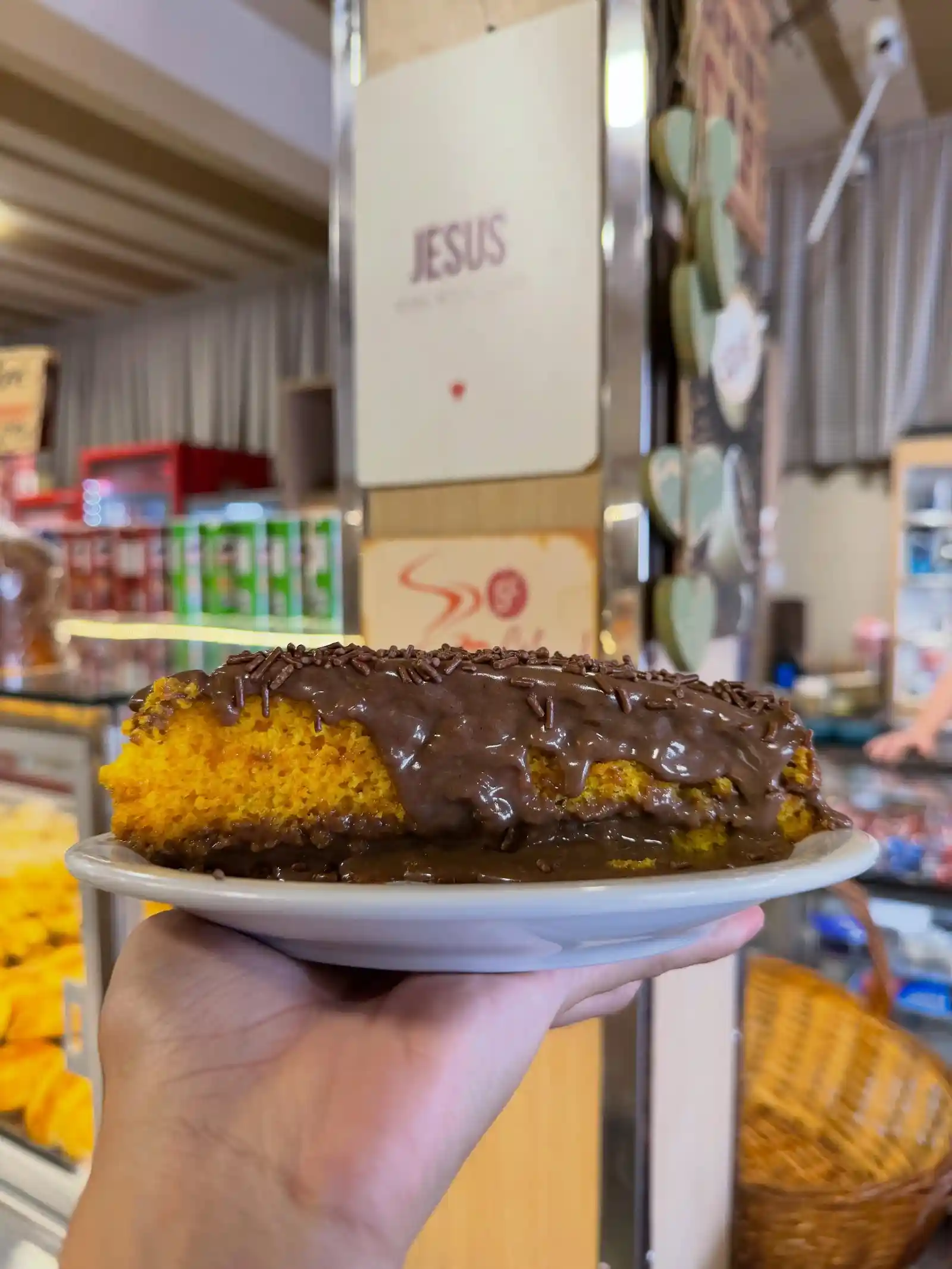 Bolo de cenoura com brigadeiro da Panificadora Singular