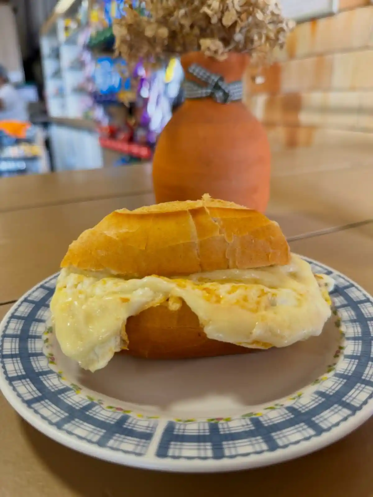 Pão com ovo e queijo na Panificadora Singular