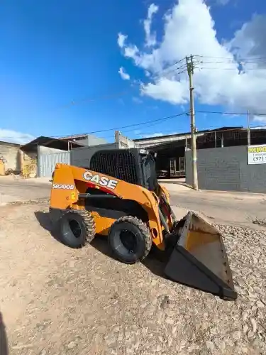 Mini carregadeira ano 2023 case sr200 b