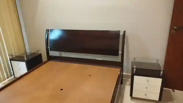 Vendo cama Queen com 2 criados mudos