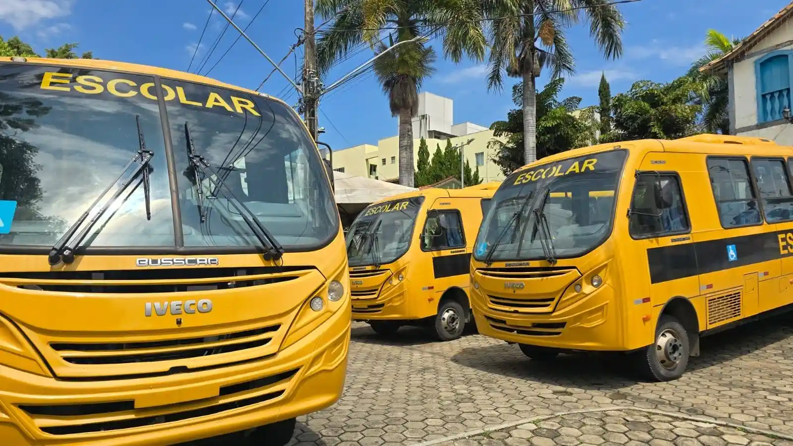 Carmo do Cajuru amplia frota com quatro novos ônibus escolares