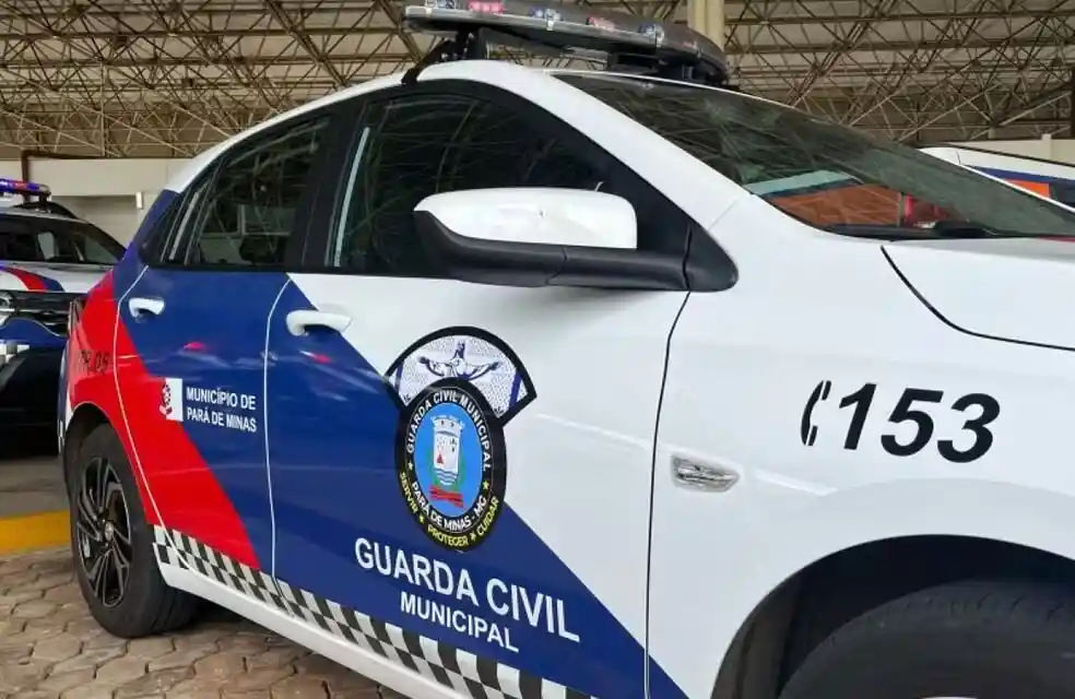 Homem mantém esposa presa em carro e ameaça jogar veículo em desfiladeiro