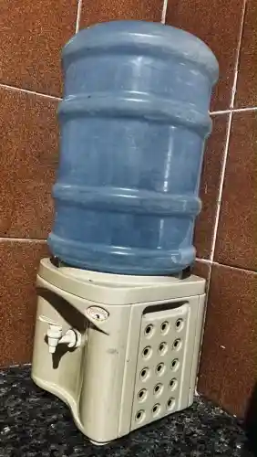 Suporte e galão de água