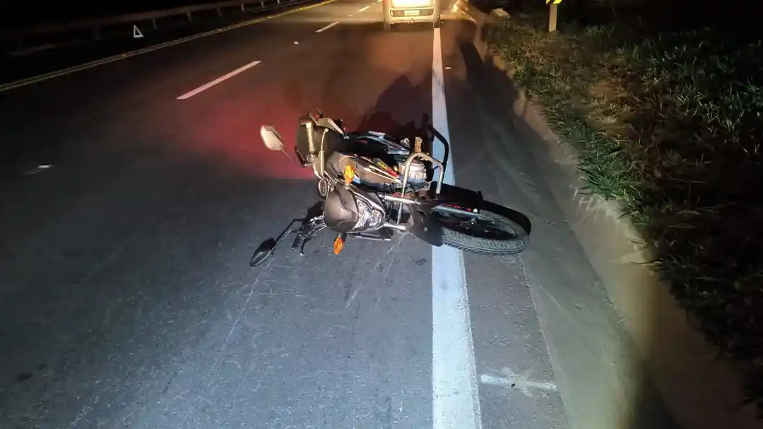 Motociclista morre após perder controle e bater contra barreira metálica na MG-050