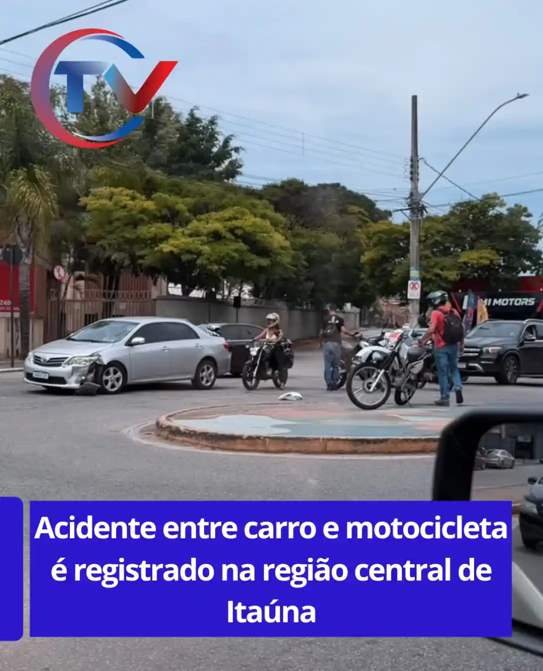 Acidente entre carro e moto na Av. Jove Soares
