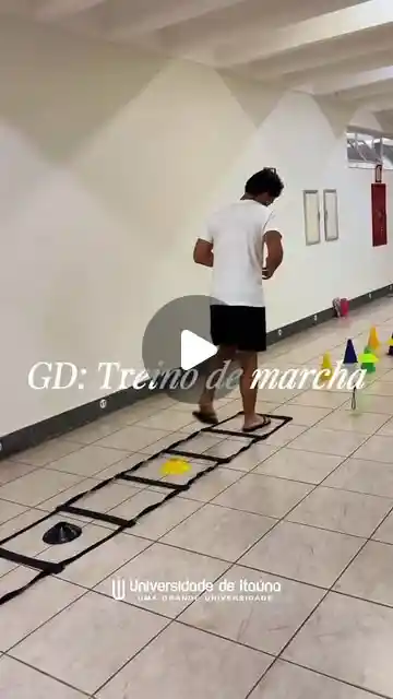 Estagiários de Fisioterapia simulam marcha neurológica
