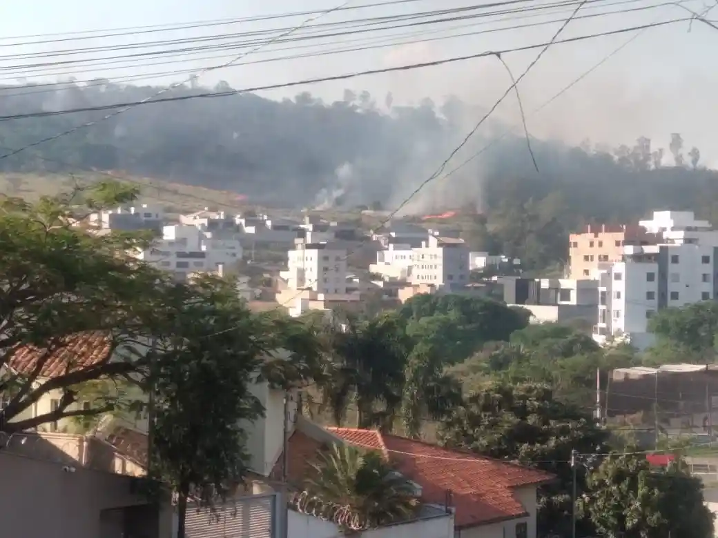 Incêndio consome 20 hectares de área e se aproxima do bairro Tropical