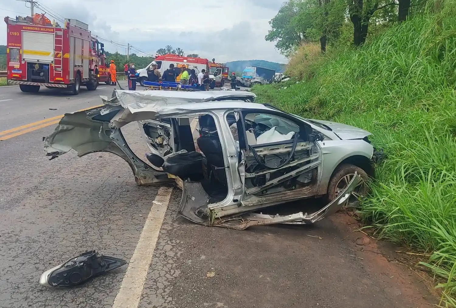 Tragédia na MG-050: mãe e filho perdem a vida após veículo rodar na pista