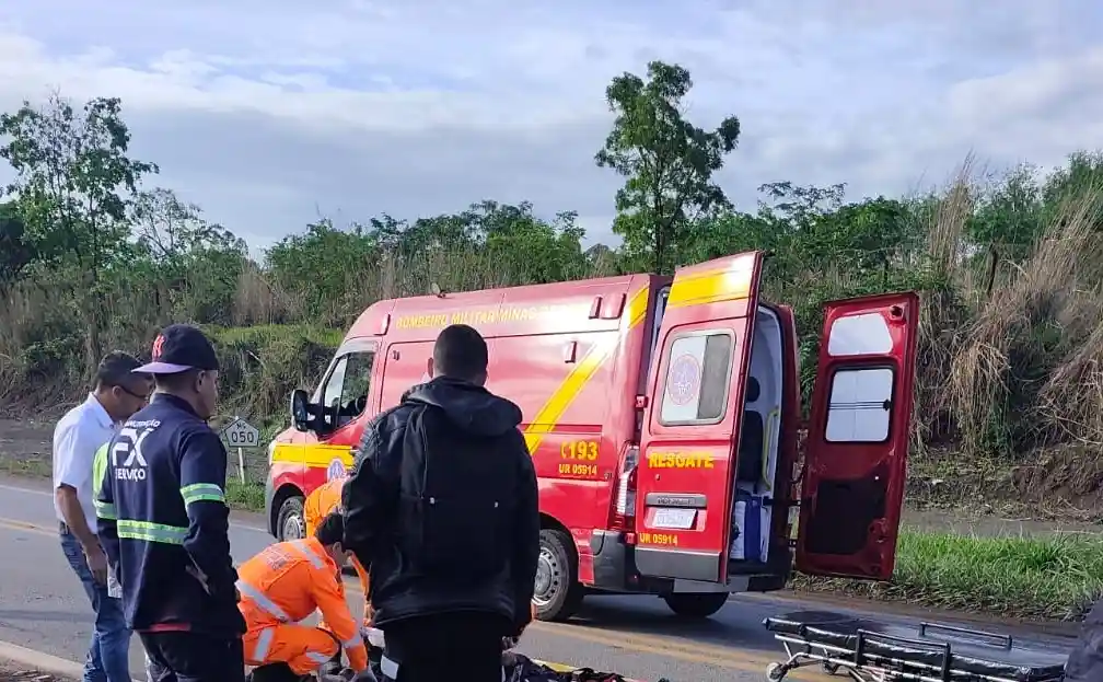 Motociclista é socorrido pelos bombeiros em colisão frontal próximo à Belgo