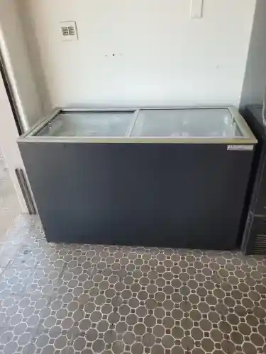 Vende-se freezer horizontal metalfrio. Excelente estado de conservação.