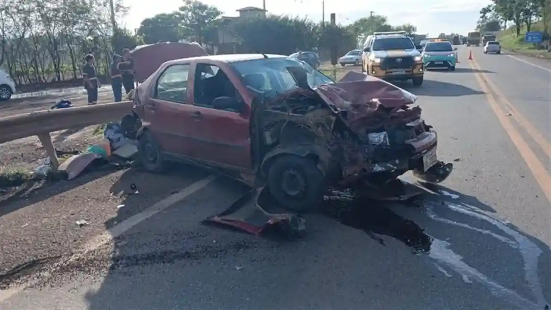 Motociclista fica ferido após bater de frente com carro na MG-050, em Itaúna
