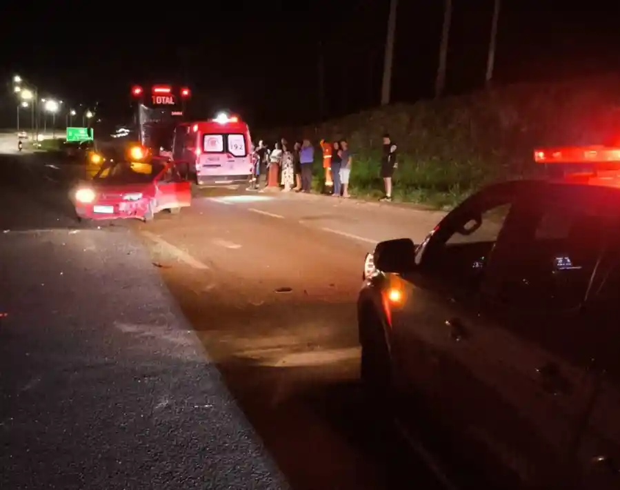 Carro capota após colidir com ônibus na região do trevo em Itaúna