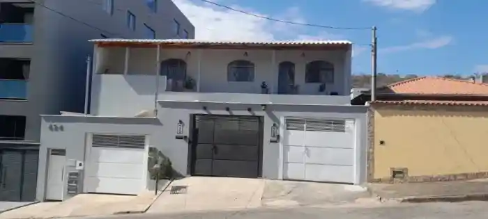 Vende-se estas três casas, ótima opção para investimento!