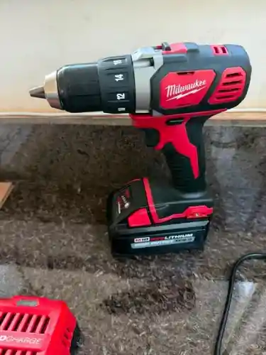 Furadeira Parafusadeira Milwaukee M18 1/2? + Bateria XC8.0 + Carregador RapidCharge