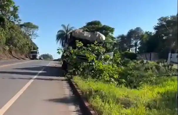Carreta sai da pista na MG-431 próximo ao Lago do Sol