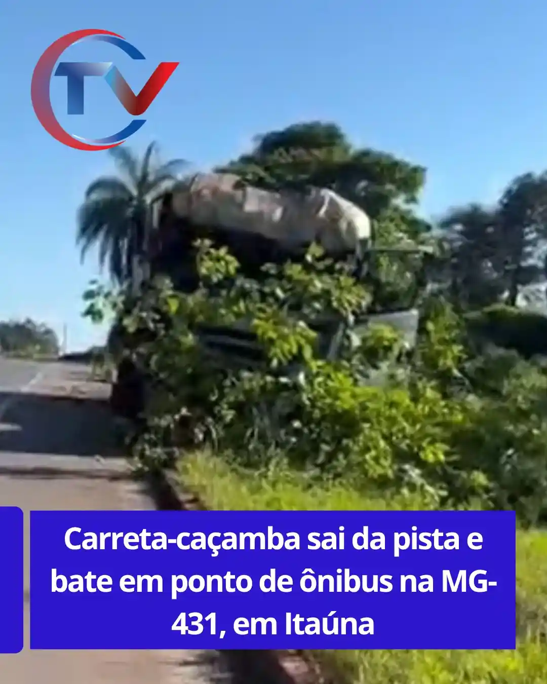 Carreta-caçamba sofre acidente na MG-431