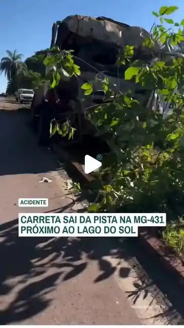Carreta sai da pista na MG-431 próximo ao Lago do Sol