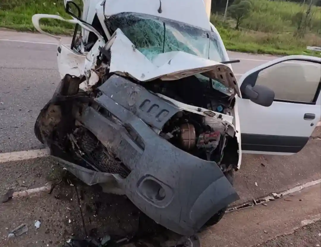 Batida frontal na MG-050, deixa dois feridos em Itaúna