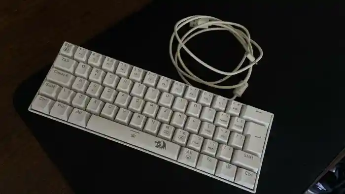 Teclado Mecânico Gamer Redragon Dragonborn K630W RGB Branco Switch Azul