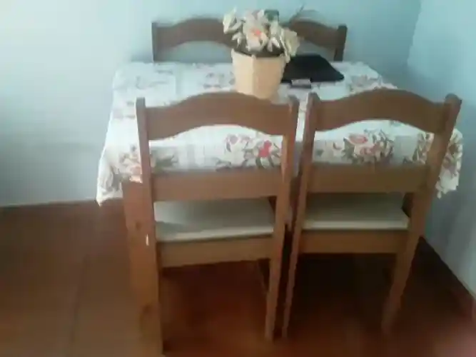Mesa de Madeira nova com 4 cadeiras com almofada