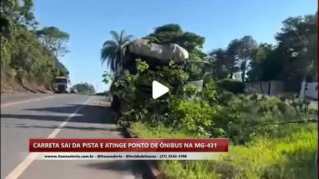 Carreta-caçamba sai da pista e bate em ponto de ônibus na MG-431