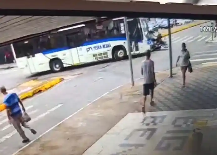 Coletivo faz conversão e motocicleta vai ao chão na Jove Soares