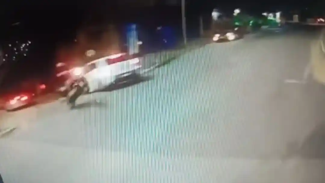 VÍDEO: Adolescente morre após moto bater contra ônibus em MG