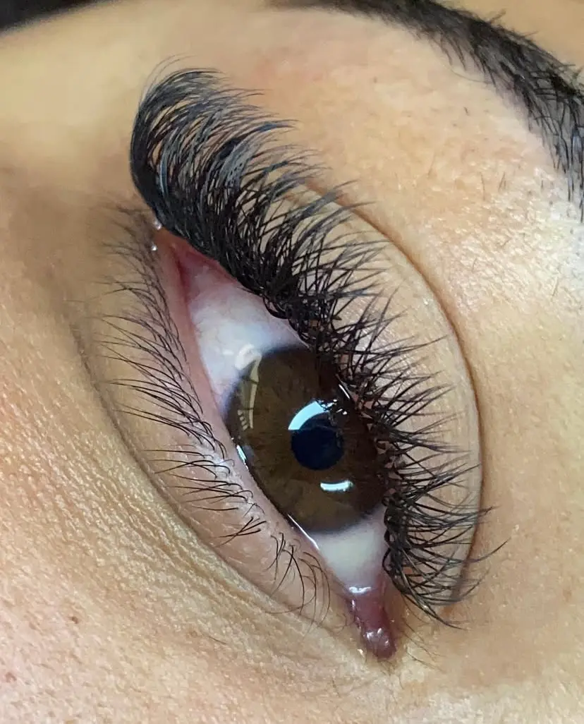 Flavia Rodrigues cílios Itaúna