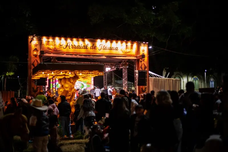 Arraial de Itaúna reuniu grande público na Praça Dr. Augusto Gonçalves e celebrou cultura, música e solidariedade