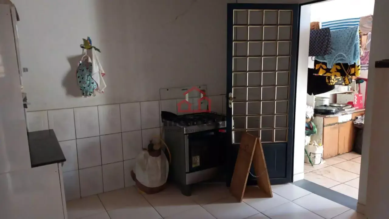 Casa 2 quartos com 3 barracões em Lourdes