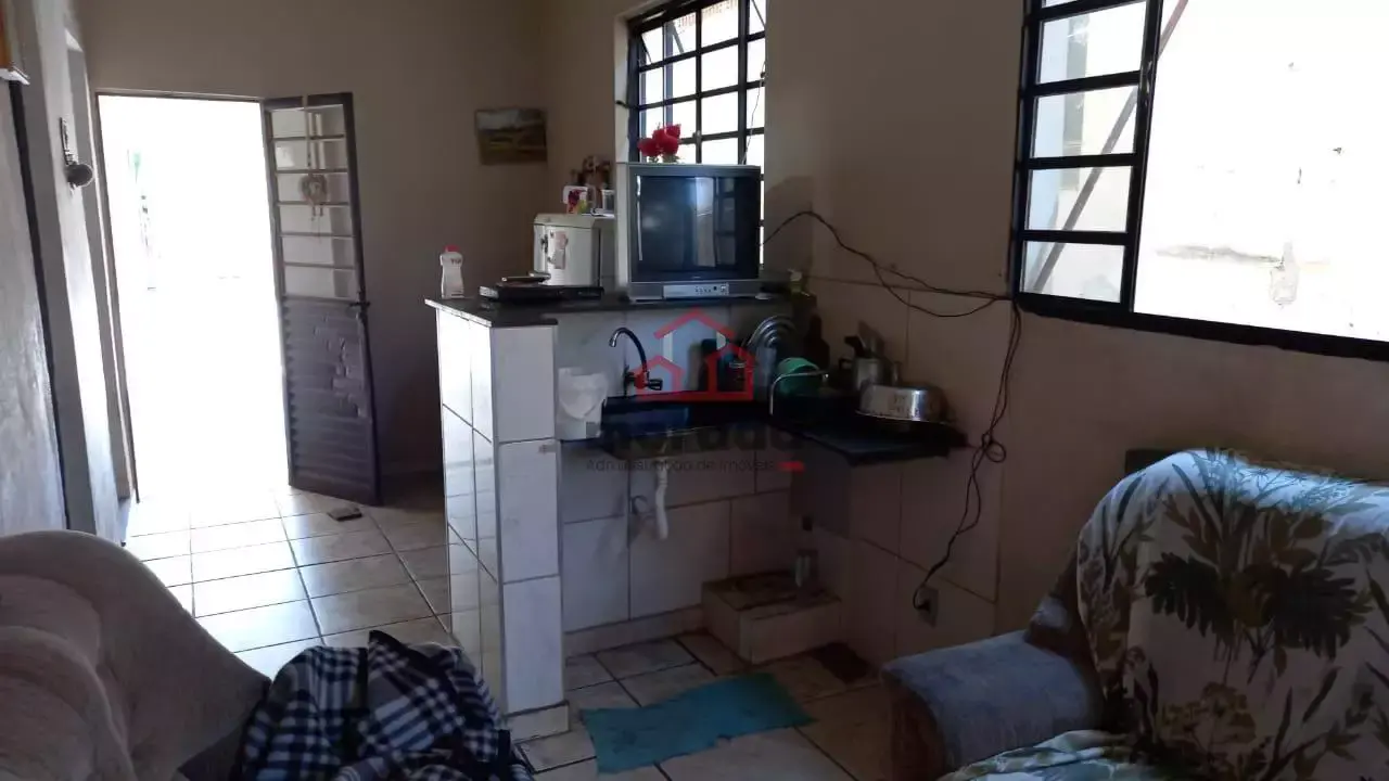 Casa 2 quartos com 3 barracões em Lourdes