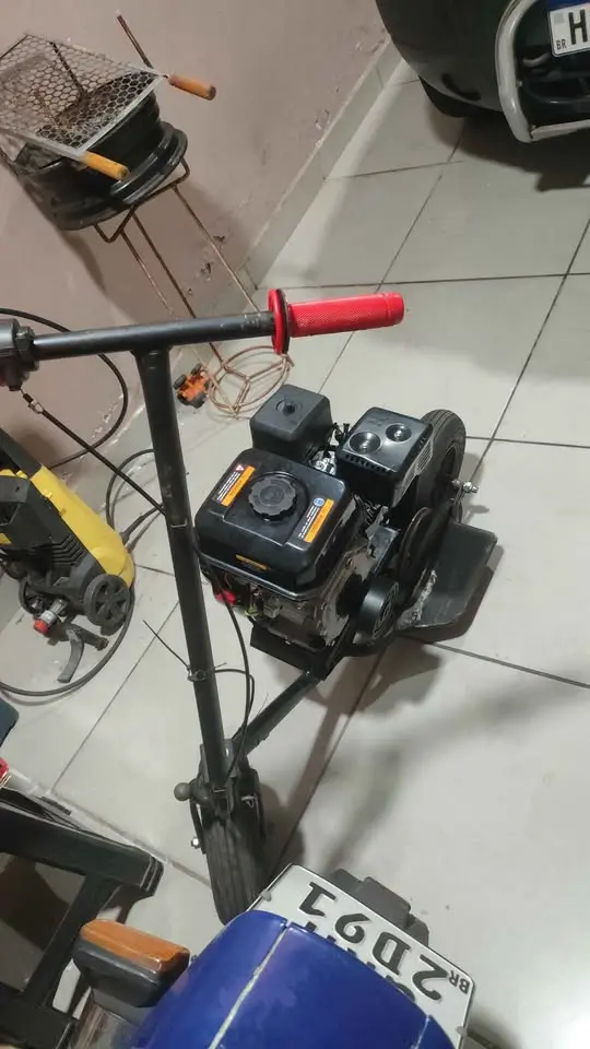 Walk machine com motor 210cc e freio a disco hidráulico